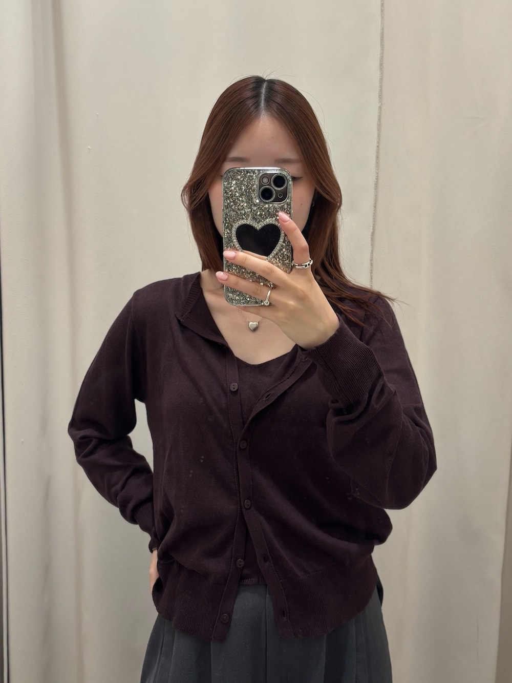 グレー系のその他パンツ、ブラウン系のカーディガン/ボレロを着用したレディースの秋コーディネートの4枚目の写真