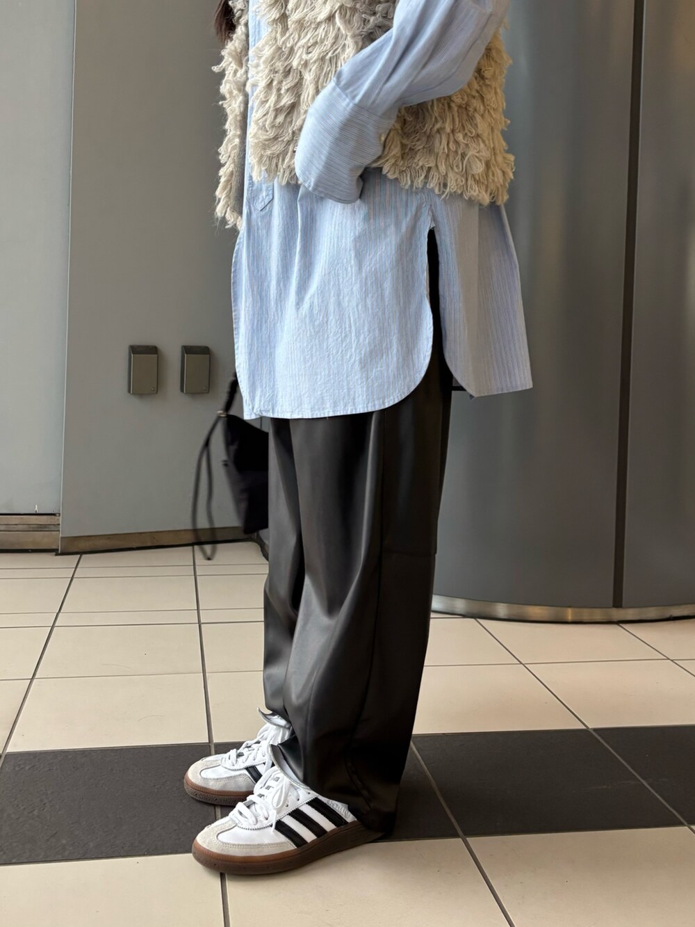 「レザー、淡色コーデ、ニットベスト、ベスト、レザーパンツ、秋っぽコーデ更新中、休日スタイル、お洒落さんとつながりたい、おでかけコーデ、ラクチンコーデ、スニーカー、低身長コーデ」|「URBAN RESEARCHのバンドカラーコットンストライプシャツ(Tシャツ/カットソー、ブルー系)」を使った、COCOAさん(レディース・155cm)の秋コーディネートの6枚目の写真