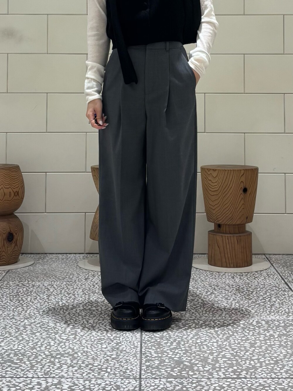 ブラック系のニット/セーター、ホワイト系のニット/セーター、グレー系のその他パンツを着用したレディースの秋コーディネートの4枚目の写真