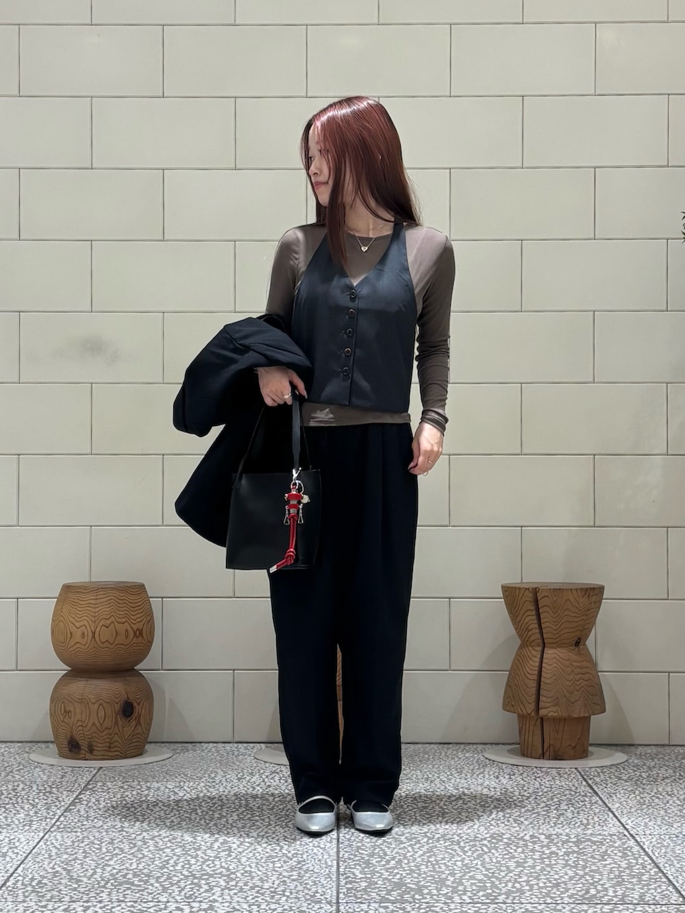 ブラック系のその他アウター、ブラック系のその他パンツ、ブラック系のハンドバッグを着用したレディースの春コーディネートの4枚目の写真