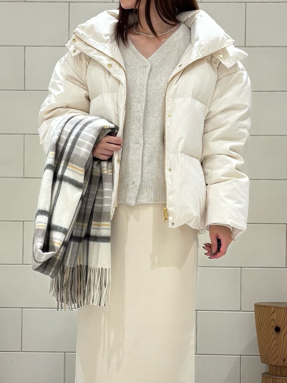 ホワイト系のダウンジャケット/コート、ホワイト系のカーディガン/ボレロ、ホワイト系のスカートを着用したレディースの秋コーディネートの3枚目の写真
