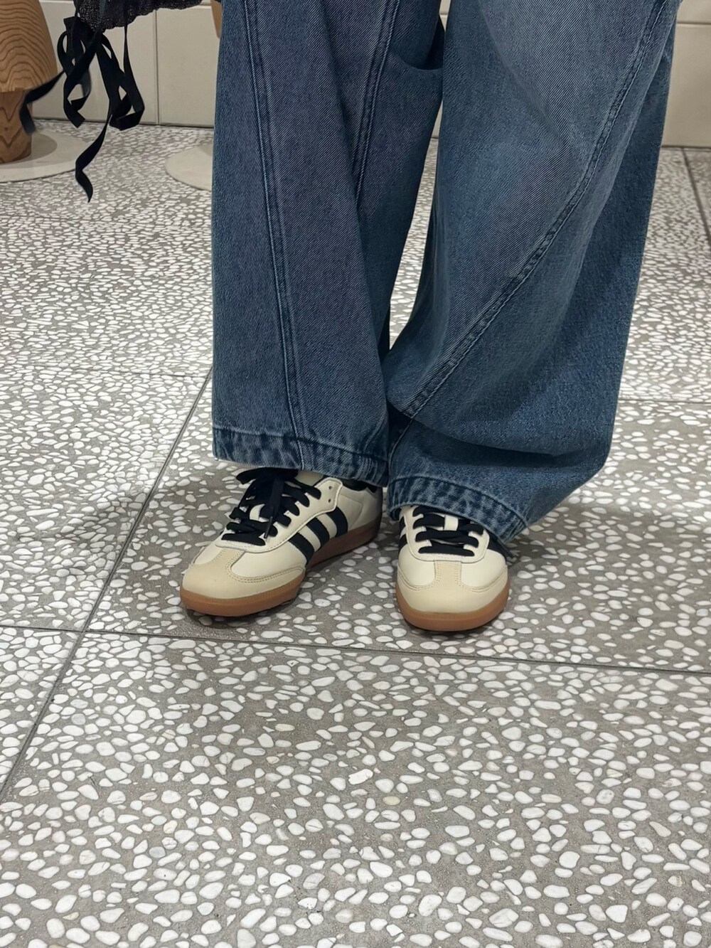 「デニム、デニムパンツ、デニムコーデ、デニムオンデニム、カジュアルスタイル、おしゃれさんと繋がりたい、お出かけコーデ、デニムブルゾン、パンツコーデ、レイヤード」｜「URBAN RESEARCH ROSSO WOMENのレイヤードデザインカットソー（Tシャツ/カットソー、ホワイト系）」を使った、COCOAさん（レディース・155cm）の冬コーディネートの3枚目の写真