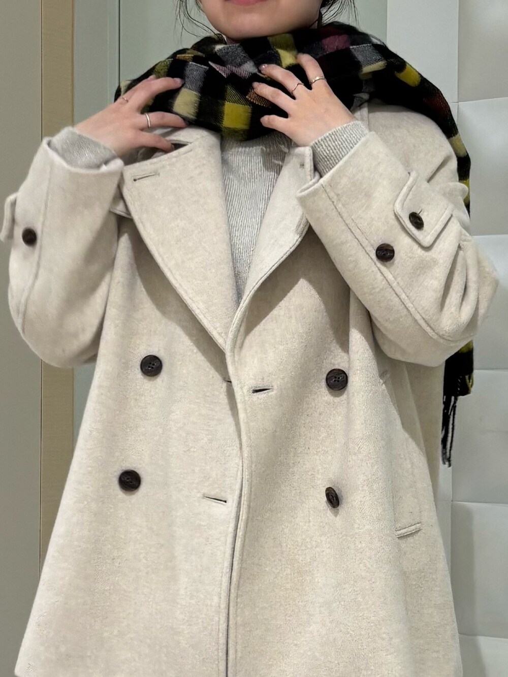 「冬アウター、おでかけコーデ、カジュアルスタイル、パンツスタイル、おしゃれさんと繋がりたい、デニム、いいね、save、フォローお願いします🤑、マフラー、冬、アウターコーデ、ラメニット、ニット、PUMA、スニーカー」|「URBAN RESEARCHの『MADE IN JAPAN』シアータートルカットソー(Tシャツ/カットソー、ホワイト系)」を使った、COCOAさん(レディース・155cm)の冬コーディネートの3枚目の写真