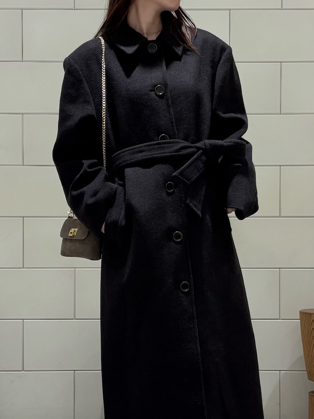 ホワイト系のニット/セーター、ホワイト系のその他パンツ、ブラウン系のテーラードジャケットを着用したレディースの冬コーディネートの5枚目の写真