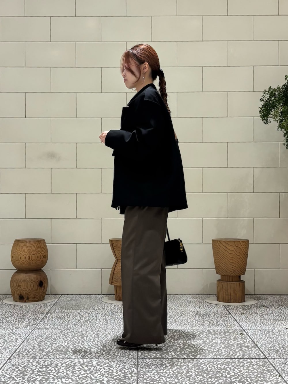 ブルー系のニット/セーター、ブラウン系のその他パンツ、ブルー系のカーディガン/ボレロを着用したレディースの冬コーディネートの3枚目の写真