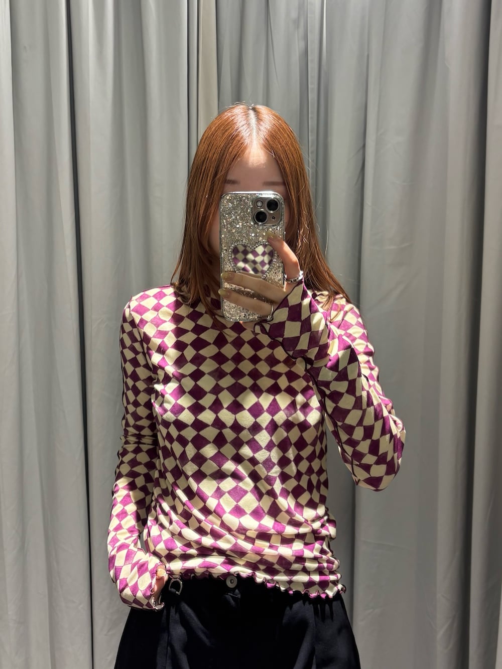 ブラック系のその他パンツ、パープル系のTシャツ/カットソーを着用したレディースの夏コーディネートの5枚目の写真