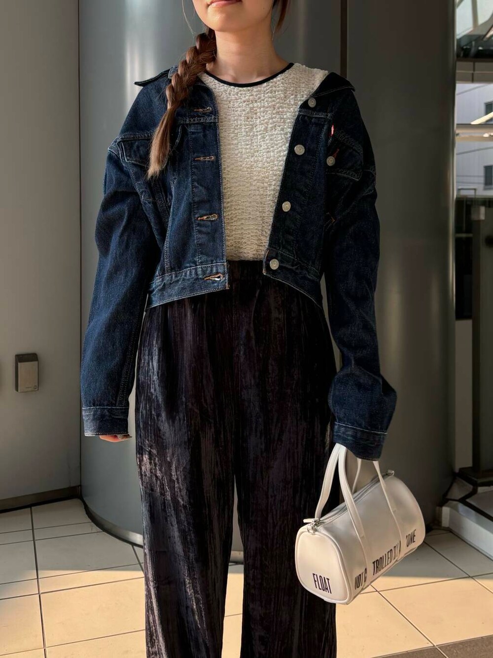 ブルー系のデニムジャケット、ホワイト系のTシャツ/カットソー、ブルー系のその他パンツを着用したレディースの夏コーディネートの4枚目の写真