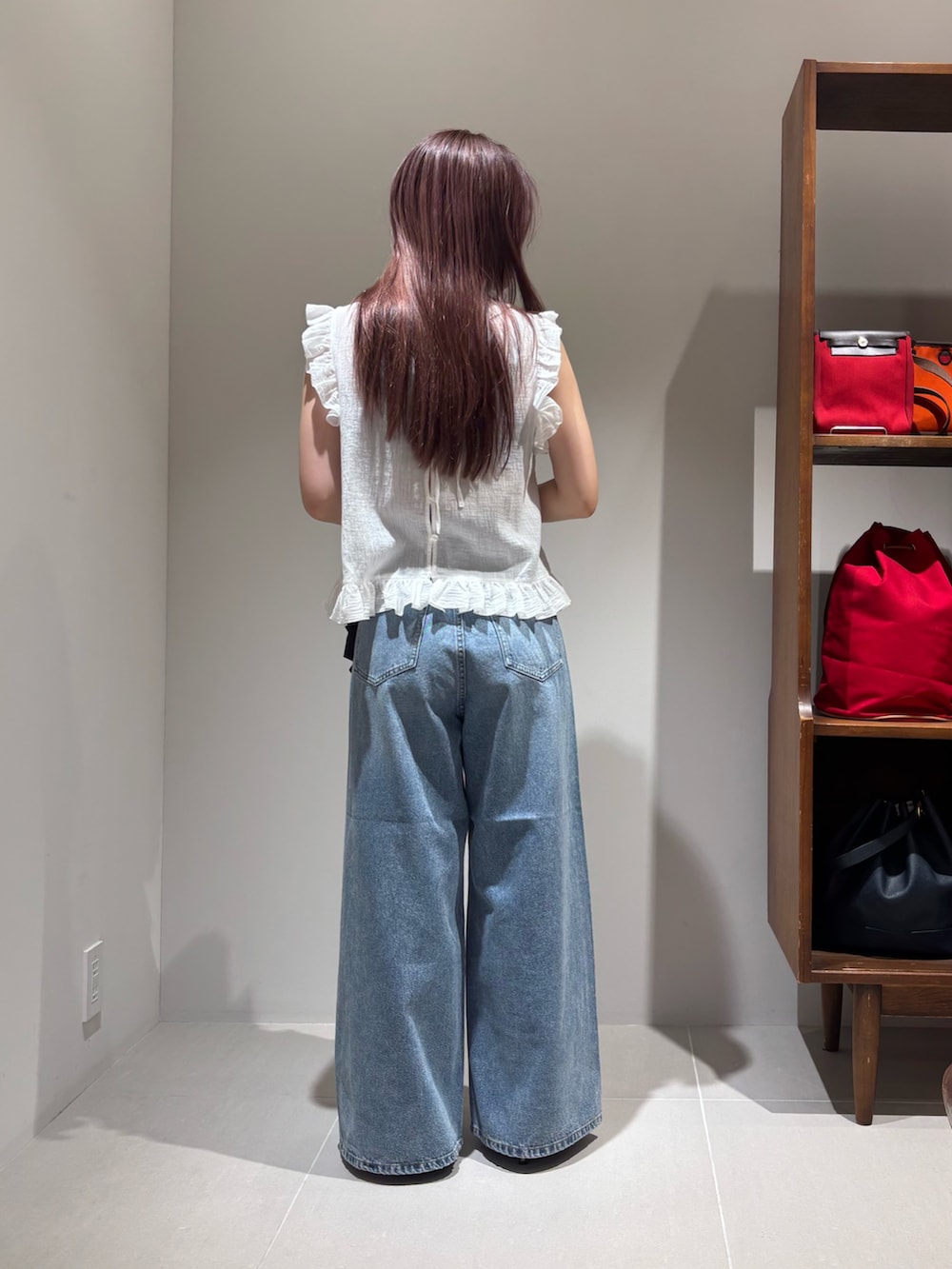 ホワイト系のシャツ/ブラウス、ブルー系のデニムパンツ、ブラック系のサンダルを着用したレディースの夏コーディネートの3枚目の写真