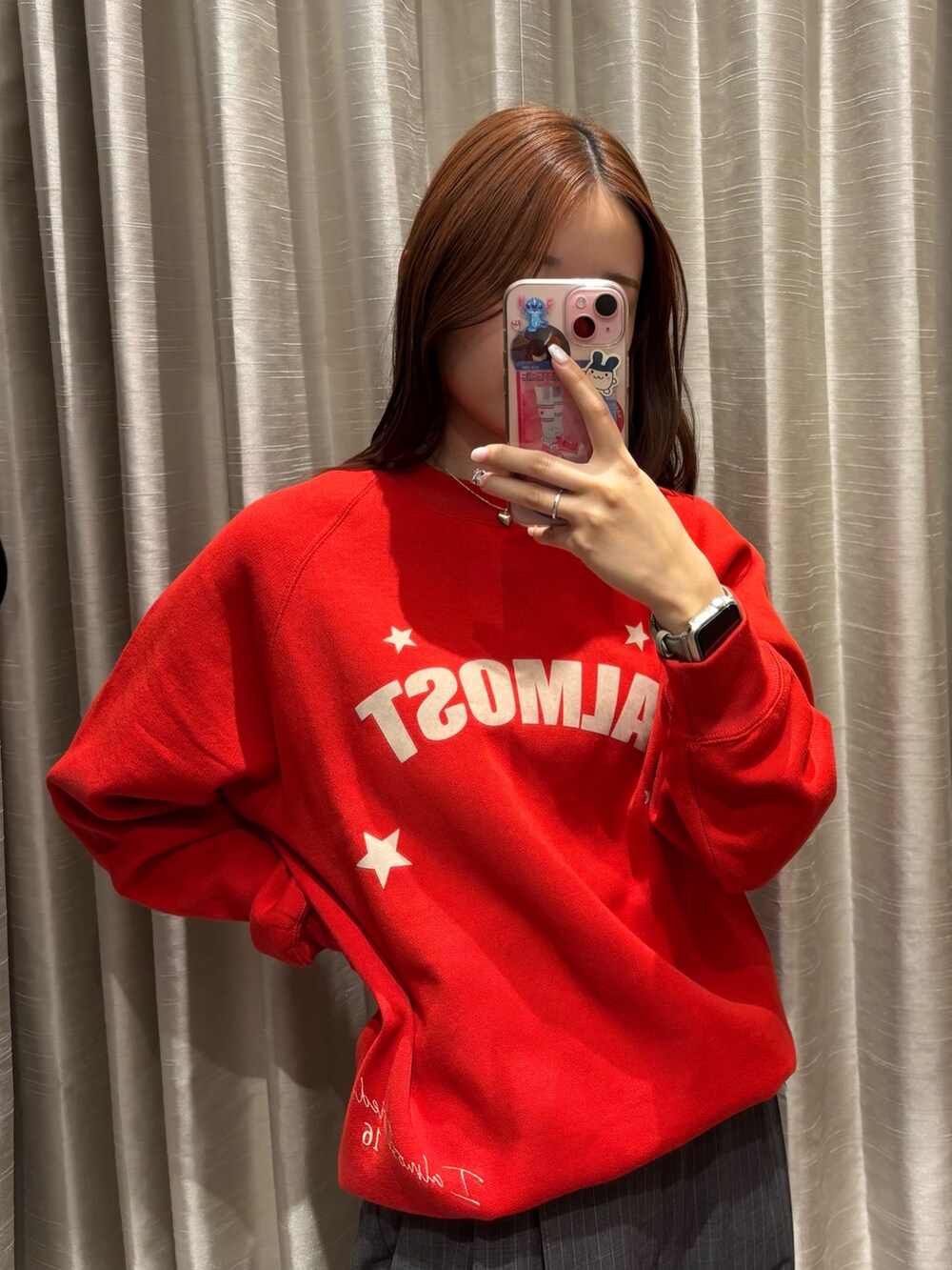 グレー系のその他アウター、グレー系のその他パンツ、レッド系のスウェットを着用したレディースの秋コーディネートの6枚目の写真