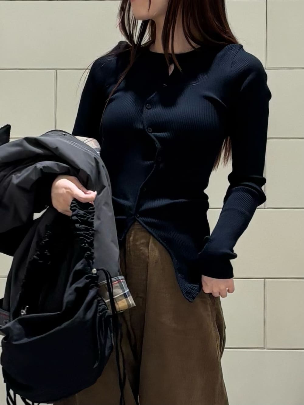 ブラック系のTシャツ/カットソー、グリーン系のその他パンツ、ブラック系のショルダーバッグを着用したレディースの秋コーディネートの4枚目の写真