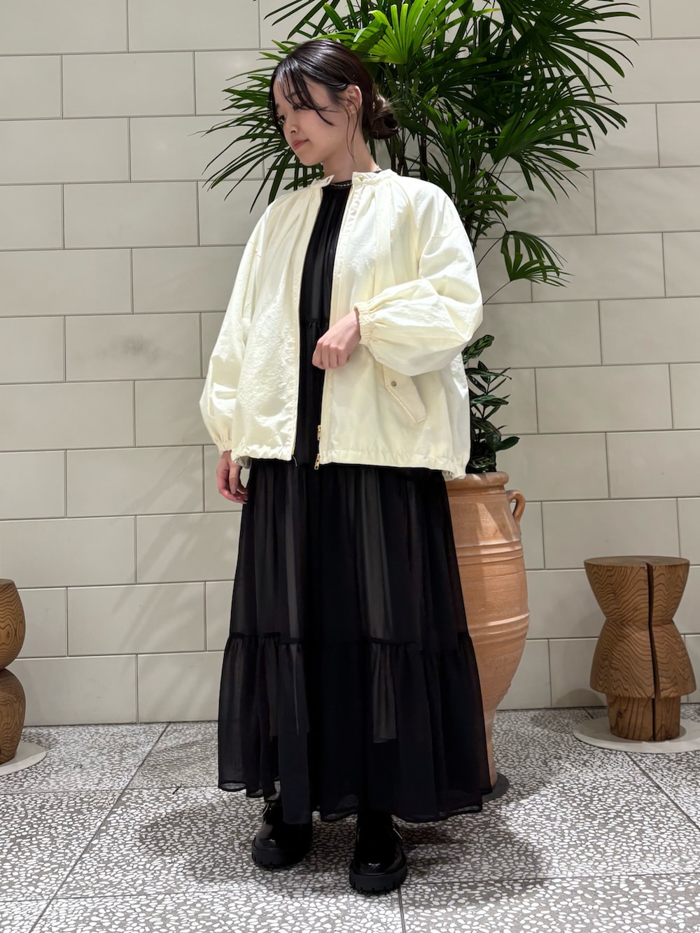 「ティアードワンピース、ギャザーワンピース、ギャザー、ティアード、オケージョンスタイル、オケージョン、オケージョンワンピース、メリージェーン、大人かわいい、大人カジュアルコーデ、休日コーデ、オトナ女子、春先取り、オトナカワイイ、ブルべ夏」｜「URBAN RESEARCHのdecor『デコール』　Heartchain Necklace（ネックレス、シルバー系）」を使った、COCOAさん（レディース・155cm）の冬コーディネートの2枚目の写真