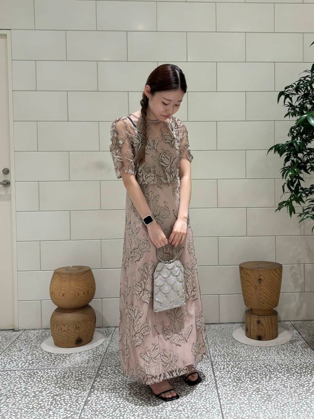 「ワンピが主役のコーデ」｜「URBAN RESEARCH ROSSO WOMENのリングハンドルビジューバッグ（ハンドバッグ、ベージュ系）」を使った、COCOAさん（レディース・155cm）の夏コーディネートの3枚目の写真