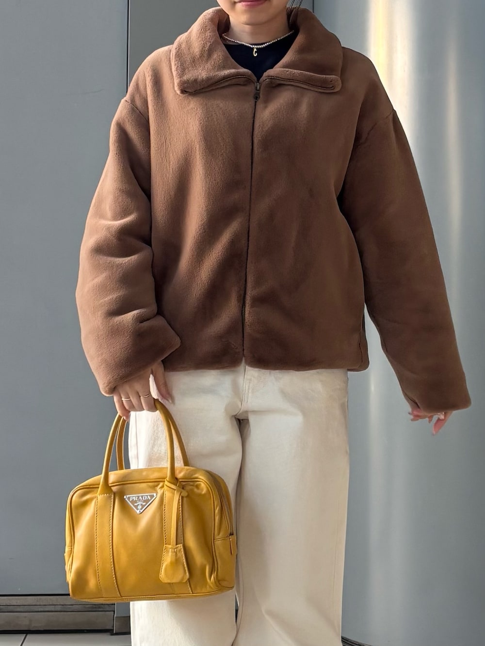 「UGG、冬コーデ、冬服、大人かわいい、クリスマスに着たい服、クリスマス、おしゃれさんと繋がりたい、ブラウンコーデ、厚底ブーツ」｜「URBAN RESEARCHのエコファージップコート（その他アウター、イエロー系）」を使った、COCOAさん（レディース・155cm）の冬コーディネートの4枚目の写真
