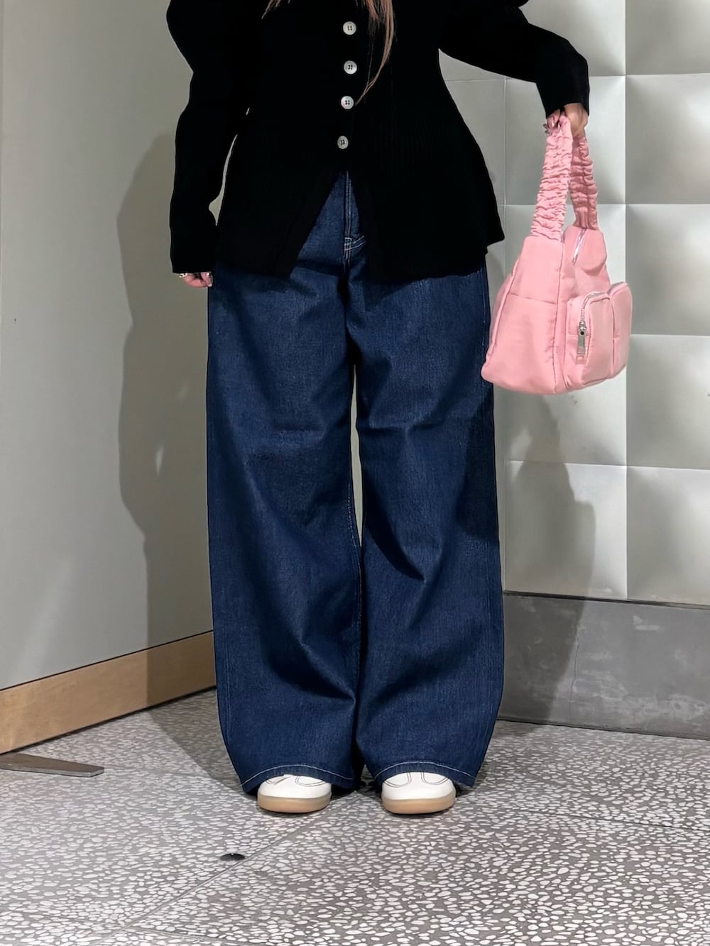 ブラック系のカーディガン/ボレロ、ブルー系のデニムパンツ、ピンク系のショルダーバッグを着用したレディースの冬コーディネートの3枚目の写真