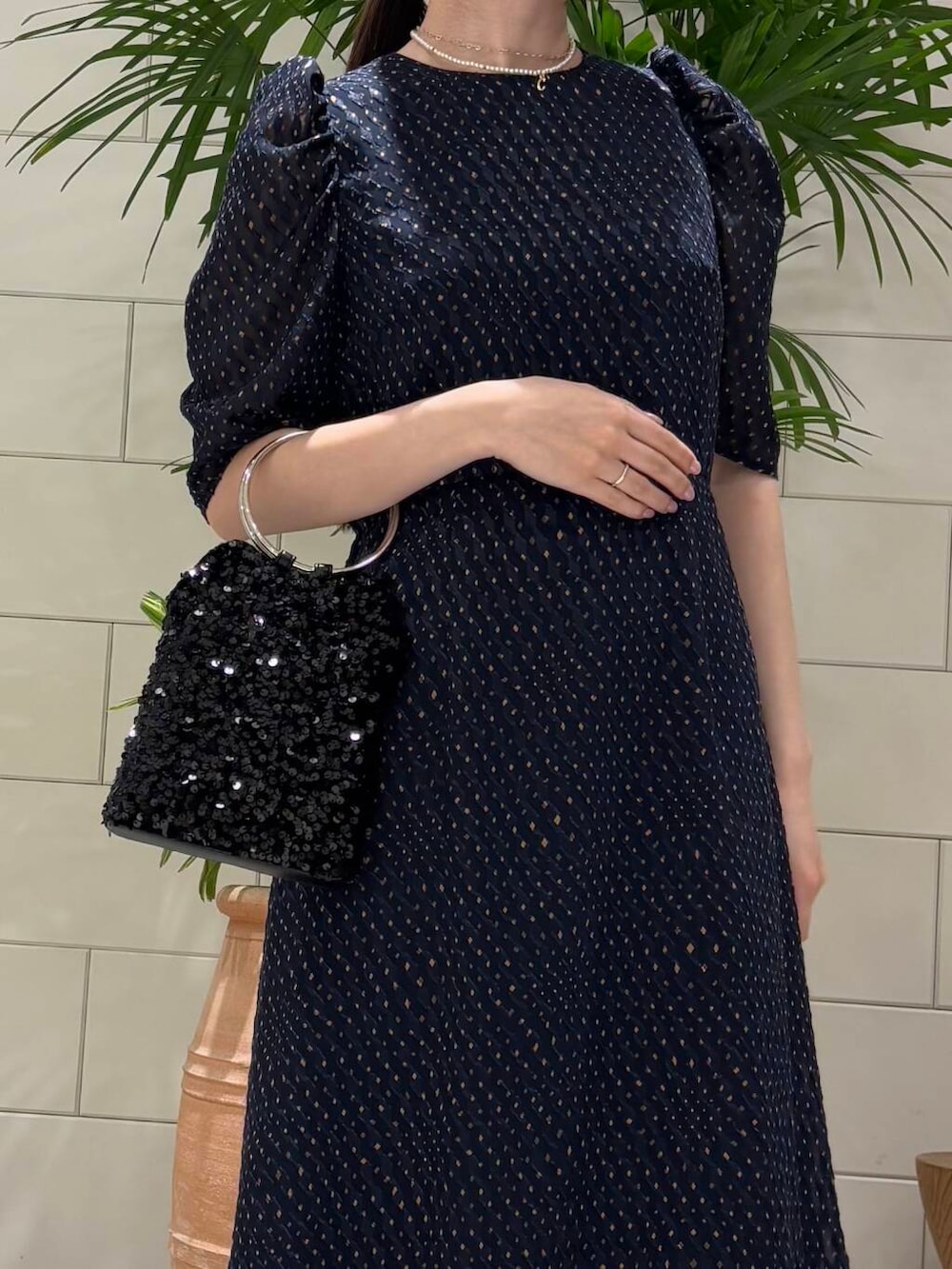 「セレモニースタイル、newarrival、セレモニー、ここでしか手に入らない別注アイテム、暮らしを楽しむ、結婚式、結婚式 ワンピース、結婚式二次会スタイル、結婚式スタイル、結婚式コーデ、ドレス、ワンピース、ワンピーススタイル、スパンコール、低身長女子」｜「URBAN RESEARCH ROSSO WOMENのオリジナルエナメルパンプス（パンプス、ブラック系）」を使った、COCOAさん（レディース・155cm）の冬コーディネートの4枚目の写真