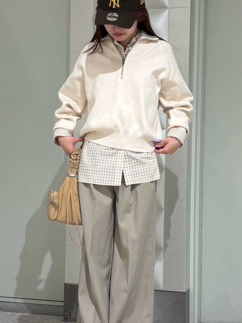 ホワイト系のシャツ/ブラウス、ホワイト系のスウェット、ベージュ系のその他パンツを着用したレディースの冬コーディネートの4枚目の写真