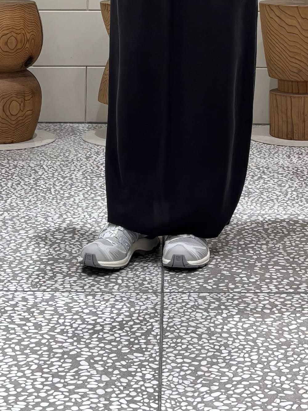 ホワイト系のTシャツ/カットソー、ブラウン系のベスト、ブラウン系のスカートを着用したレディースの夏コーディネートの5枚目の写真