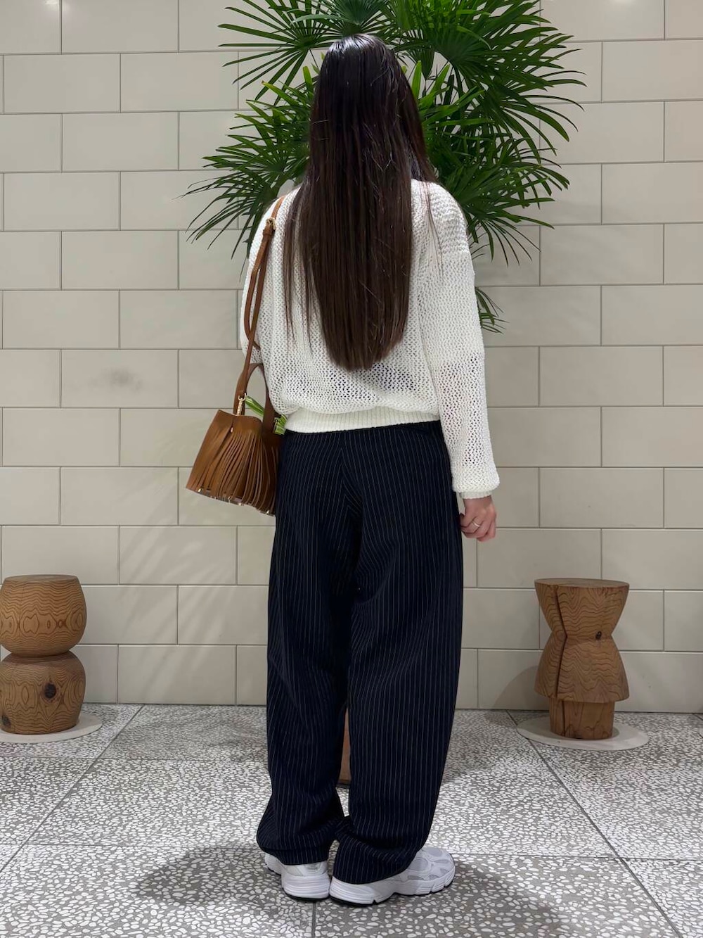 「newarrival、暮らしを楽しむ、新作スニーカーコーデ、メッシュニット、ロゴT、春コーデ、ラフコーデ、低身長女子、楽チンコーデ、スラックス、スニーカーコーデ、スニーカー、シンプル、シンプルコーデ、おしゃれさんと繋がりたい」|「URBAN RESEARCHのdecor『デコール』 Heartchain Necklace(ネックレス、シルバー系)」を使った、COCOAさん(レディース・155cm)の春コーディネートの4枚目の写真