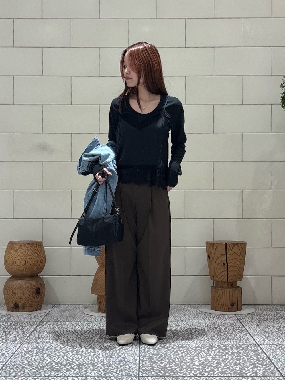 グレー系のTシャツ/カットソー、ブラック系のキャミソール、ブルー系のデニムジャケットを着用したレディースの冬コーディネートの3枚目の写真