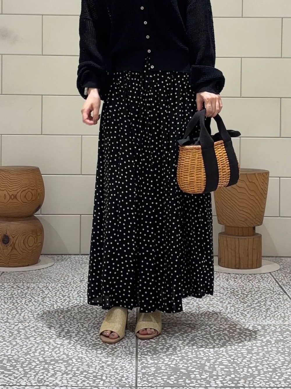 「newarrival、旅行コーデ、紫外線対策、帰省コーデ、今から使える秋の先取りコーデ、ここでしか手に入らない別注アイテム」｜「VIOLAd'OROのVIOLAd’ORO　ラタンバスケット型2WAYトート（ハンドバッグ、ブラック系）」を使った、COCOAさん（レディース・155cm）の夏コーディネートの4枚目の写真