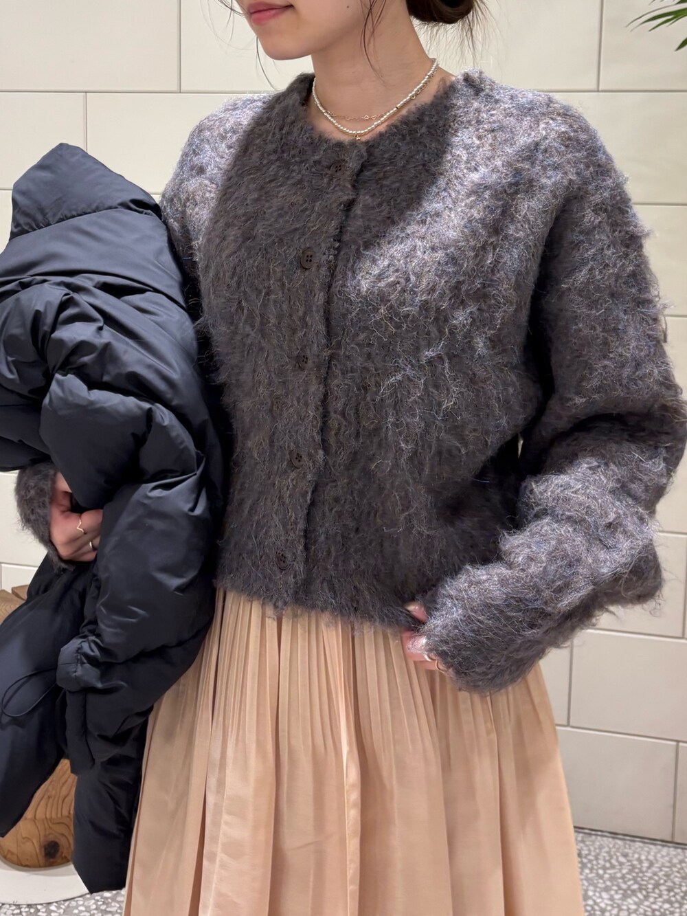 「プリーツスカート、プリーツ、冬コーデ、休日スタイル、大人かわいい、厚底シューズ、冬服、ニットカーディガン、シャギーニット、ブルべ夏、UGG、ダウンジャケット、ダウン、ダウンコーデ」｜「LAATOのmosamosa short cardigan（カーディガン/ボレロ、ブラウン系）」を使った、COCOAさん（レディース・155cm）の冬コーディネートの3枚目の写真