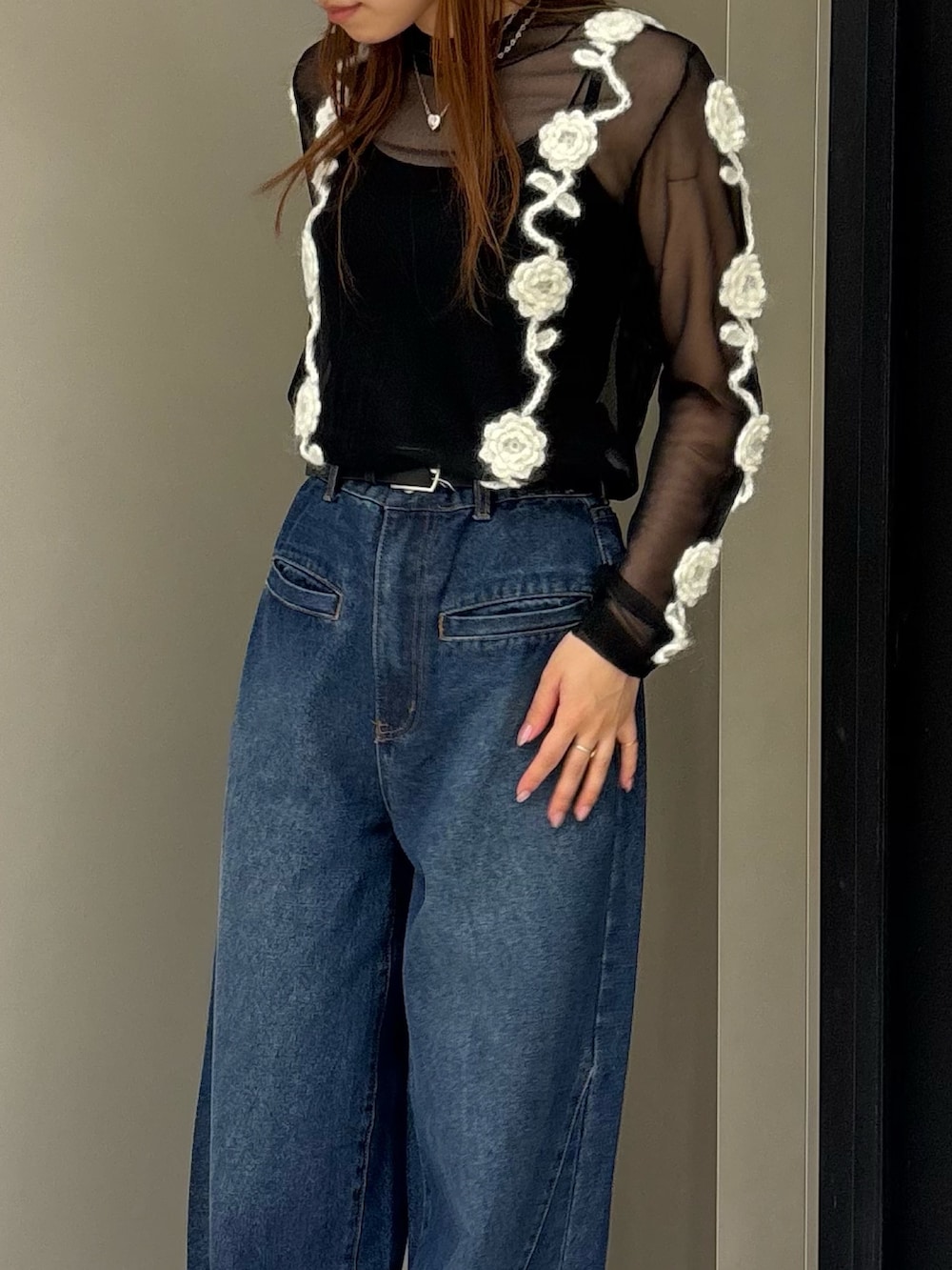 ブラック系のその他トップス、ブルー系のデニムパンツ、ブラック系のサンダルを着用したレディースの秋コーディネートの3枚目の写真