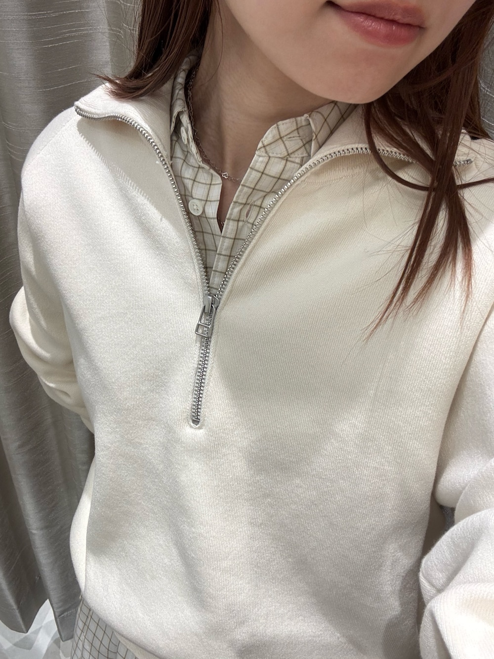 ホワイト系のシャツ/ブラウス、ホワイト系のスウェット、ベージュ系のその他パンツを着用したレディースの冬コーディネートの7枚目の写真