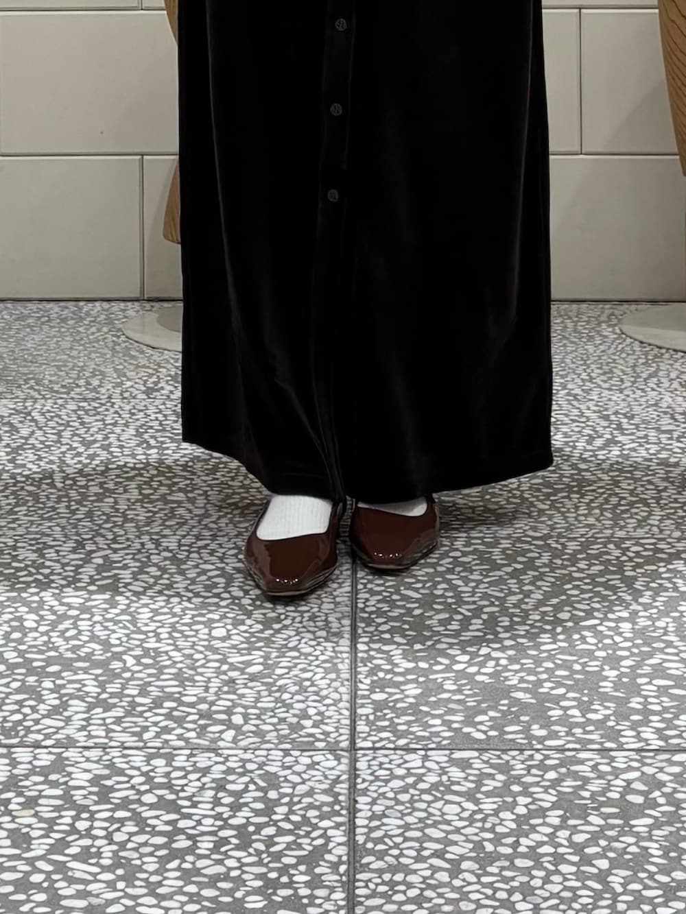 ブラウン系のワンピースを着用したレディースの秋コーディネートの5枚目の写真