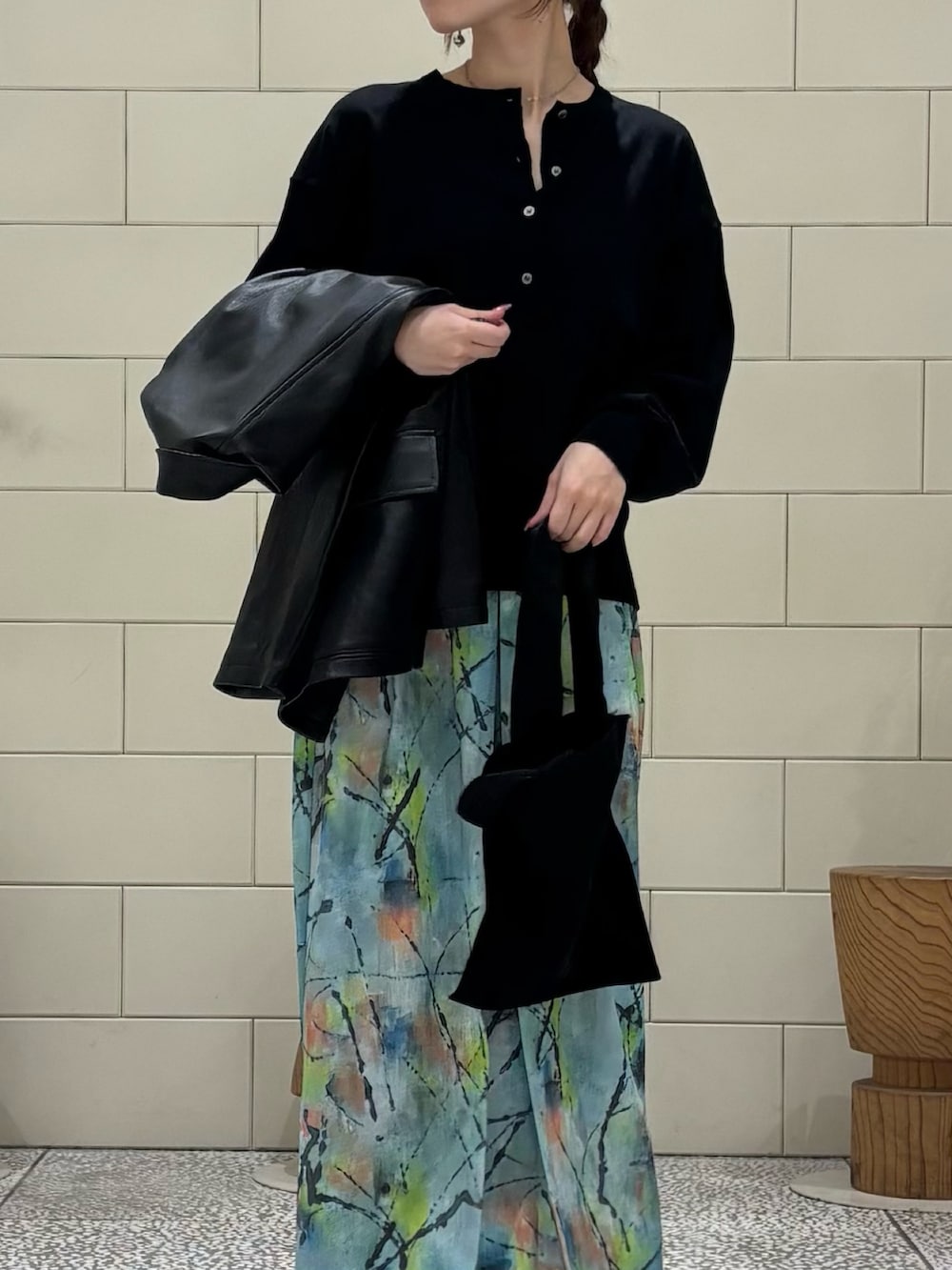 ブラック系のニット/セーター、その他のスカート、ブラック系のその他アウターを着用したレディースの冬コーディネートの4枚目の写真