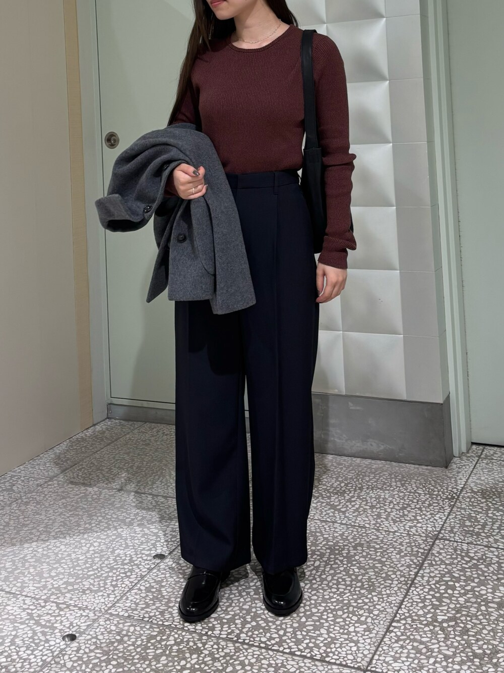 グレー系のその他アウター、グレー系のその他パンツ、パープル系のニット/セーターを着用したレディースの秋コーディネートの6枚目の写真