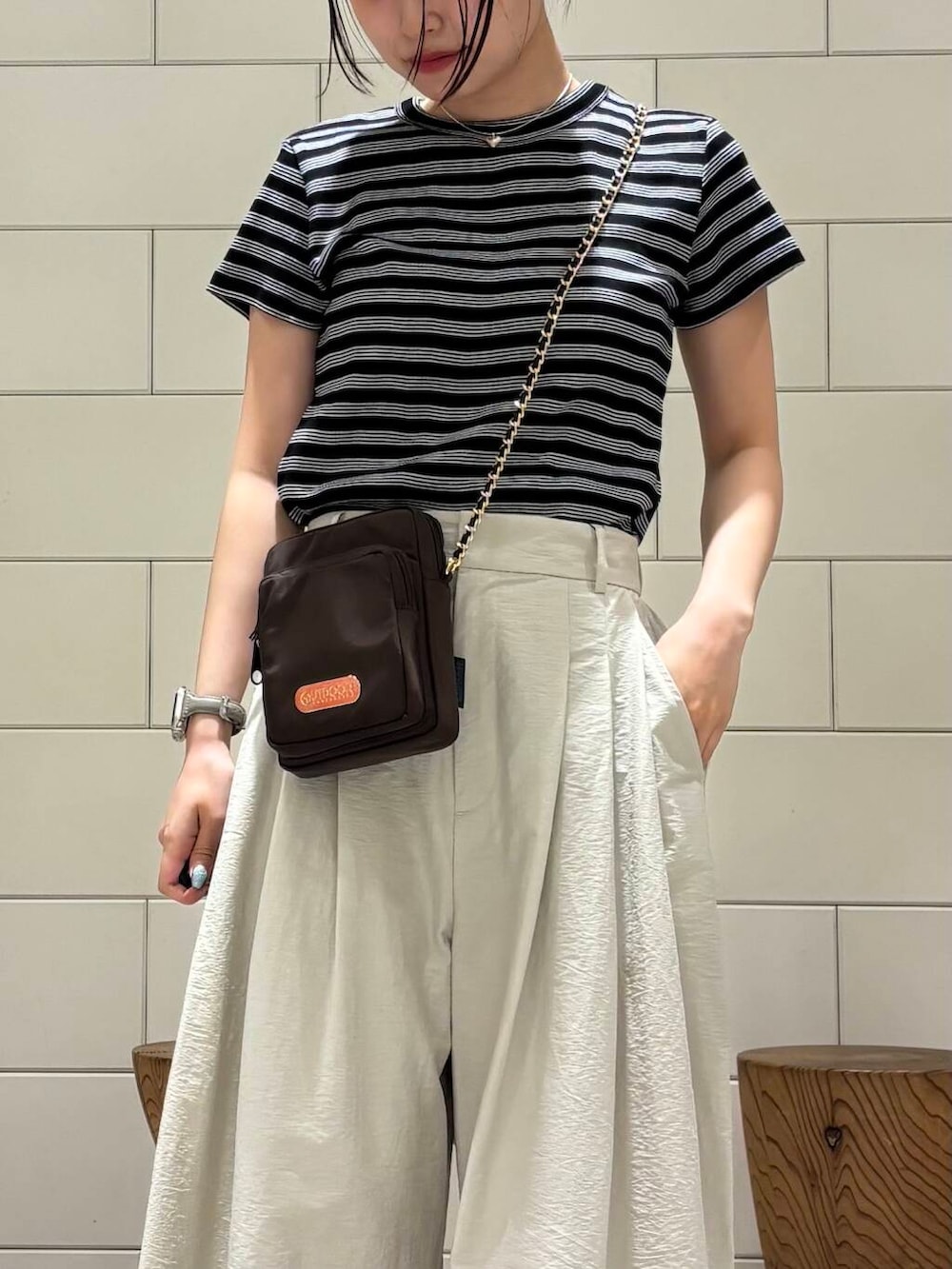 「柄物、旅行コーデ、帰省コーデ、きれいめ派のtシャツコーデ、ここでしか手に入らない別注アイテム、私が選ぶセールアイテム25ss」｜「LAOCOONTEのLAOCOONTE　ALUA Sofia（サンダル、ブラック系）」を使った、COCOAさん（レディース・155cm）の夏コーディネートの4枚目の写真