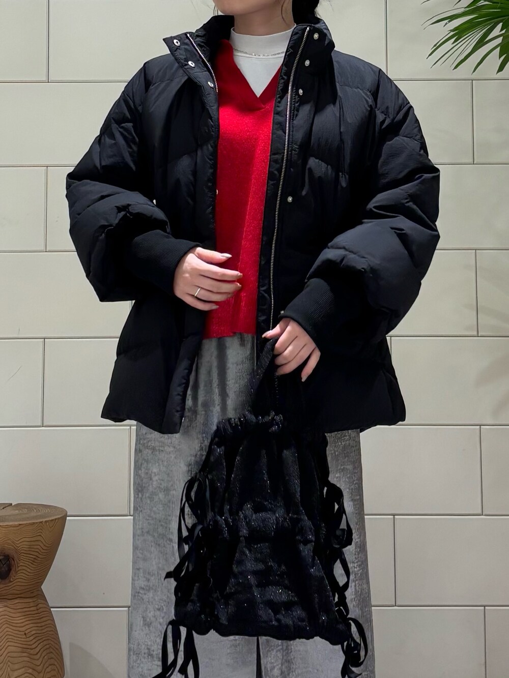 「赤、冬アウター、ダウン、大人かわいい、おでかけコーデ、休日コーデ、オトナカワイイ、シルバー、キルティング、あったかコーデ、キラキラ、ラメ、カラーニット、ニット」|「URBAN RESEARCHのdecor『デコール』 Heartchain Necklace(ネックレス、シルバー系)」を使った、COCOAさん(レディース・155cm)の冬コーディネートの3枚目の写真