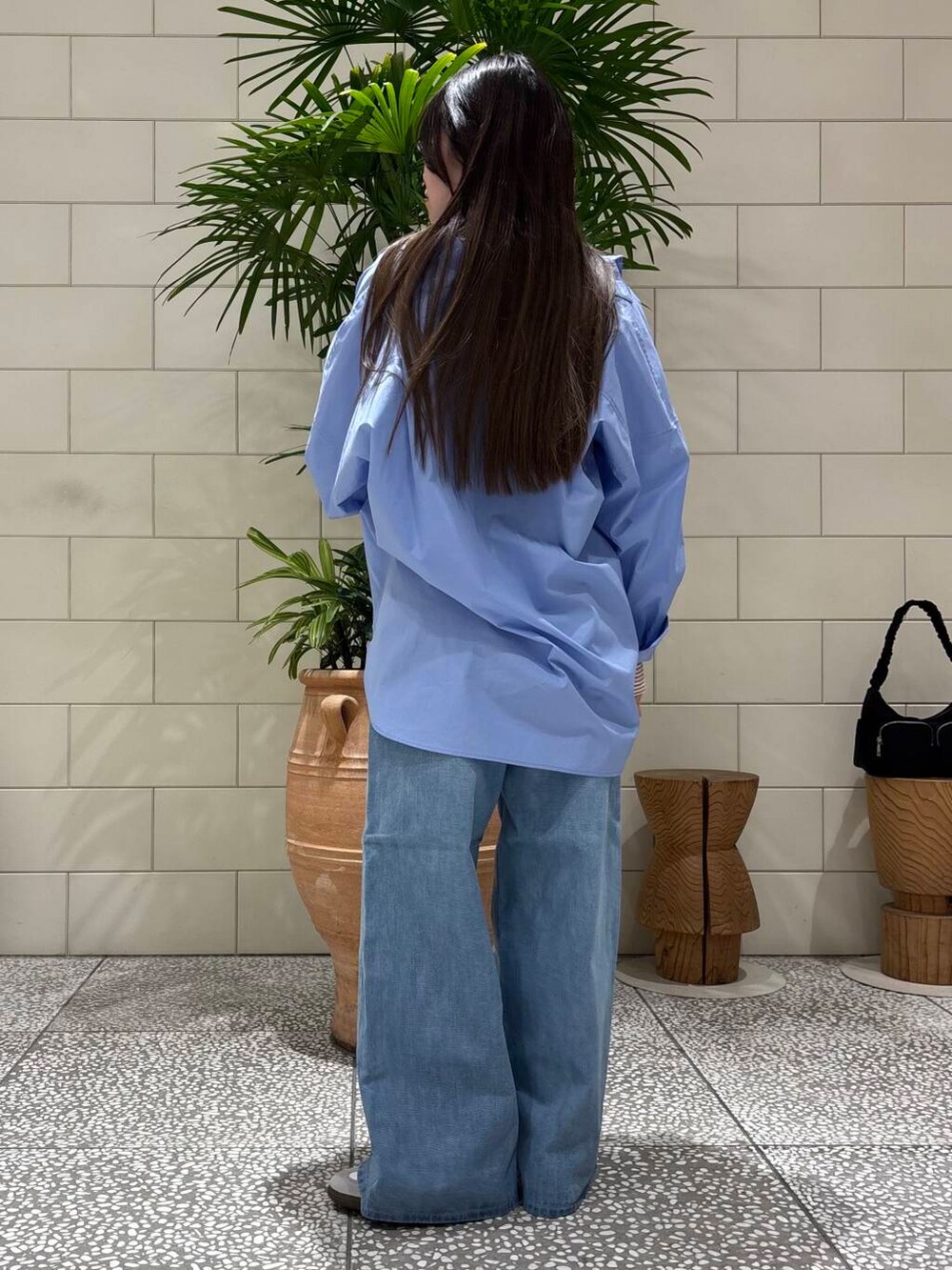 「デートコーデ、newarrival、ここでしか手に入らない別注アイテム、私のイチ推しブランド、暮らしを楽しむ、私の推しデニムスタイル、春色、シャツスタイル、春服コーデ、ゆるコーデ、カラーコーデ、ワイドデニム、バギーパンツ、低身長女子、今日のコーデ」｜「RODE SKOのhun RODE SKO　Gather pocket（ショルダーバッグ、ブラック系）」を使った、COCOAさん（レディース・155cm）の冬コーディネートの3枚目の写真