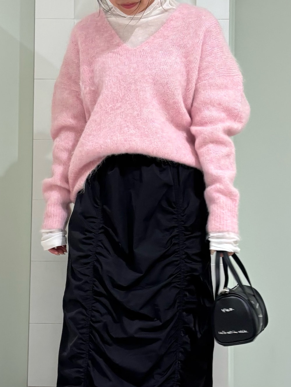 「PUMA、スニーカー、スニーカーコーデ、ギャザー、ギャザースカート、大人かわいい、大人ファッション、休日スタイル、大人ガーリー、スカートスタイル、デート、大人可愛い、ピンク、ピンクコーデ」|「URBAN RESEARCHの『MADE IN JAPAN』シアータートルカットソー(Tシャツ/カットソー、ホワイト系)」を使った、COCOAさん(レディース・155cm)の冬コーディネートの2枚目の写真