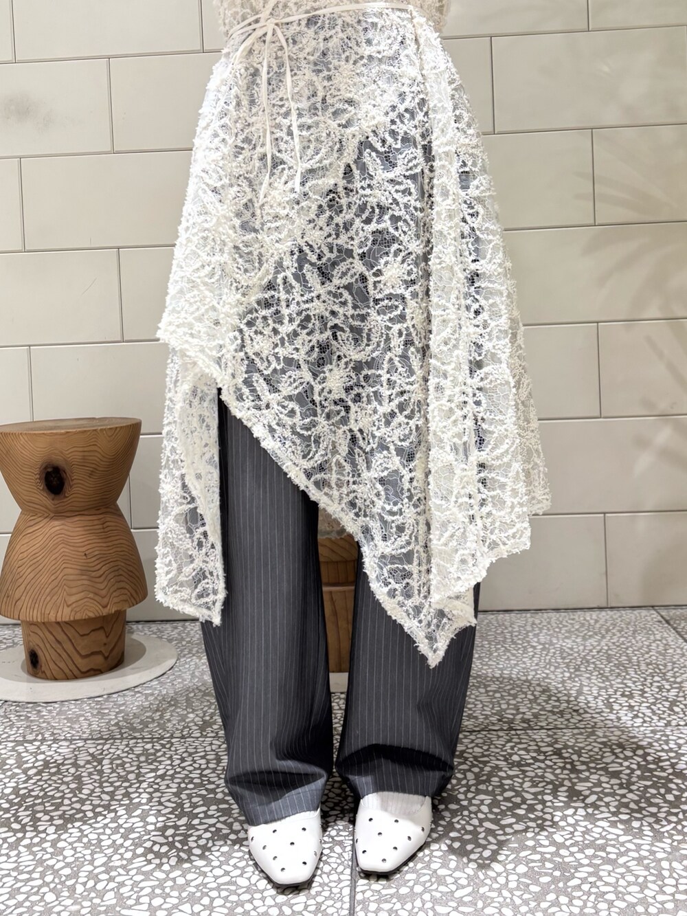 ホワイト系のニット/セーター、ホワイト系のワンピース、グレー系のその他パンツを着用したレディースの冬コーディネートの3枚目の写真