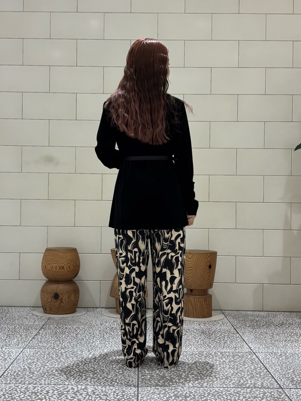 ブラック系のカーディガン/ボレロ、ブラック系のその他パンツ、ブラック系のハンドバッグを着用したレディースの秋コーディネートの2枚目の写真