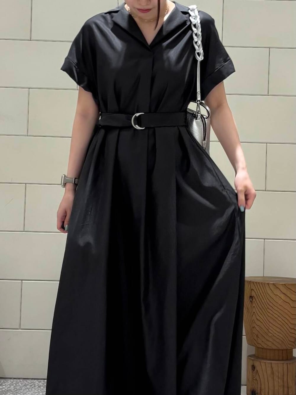 「モノトーン、旅行コーデ、帰省コーデ、私のイチ推しブランド」｜「URBAN RESEARCH ROSSO WOMENのオープンカラーベルト付ワンピース（ワンピース、グレー系）」を使った、COCOAさん（レディース・155cm）の夏コーディネートの3枚目の写真