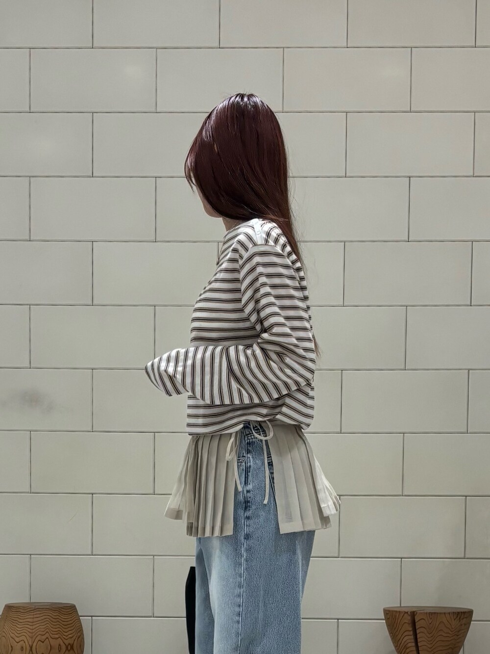 ブルー系のデニムパンツを着用したレディースの春コーディネートの3枚目の写真