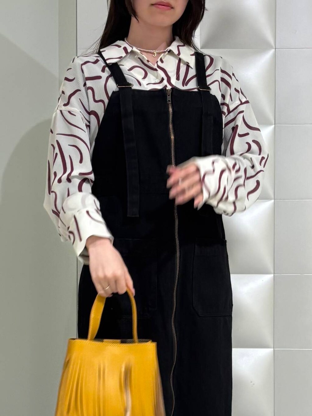 「デートコーデ、newarrival、ここでしか手に入らない別注アイテム、バレンタインギフト、暮らしを楽しむ、私の推しデニムスタイル、デニム、デニムワンピース、柄シャツ、柄、ワンピースコーデ、ワンピーススタイル、お洒落さんとつながりたい、春、低身長女子」｜「URBAN RESEARCH ROSSO WOMENの『別注』Lee×ROSSO　ILINE SALOPETTE SKIRT（ワンピース、ブラック系）」を使った、COCOAさん（レディース・155cm）の冬コーディネートの6枚目の写真