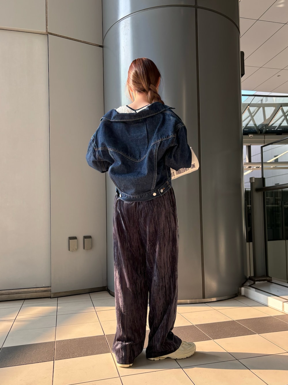 ブルー系のその他パンツ、ホワイト系のボストンバッグ、ブルー系のデニムジャケットを着用したレディースの夏コーディネートの3枚目の写真