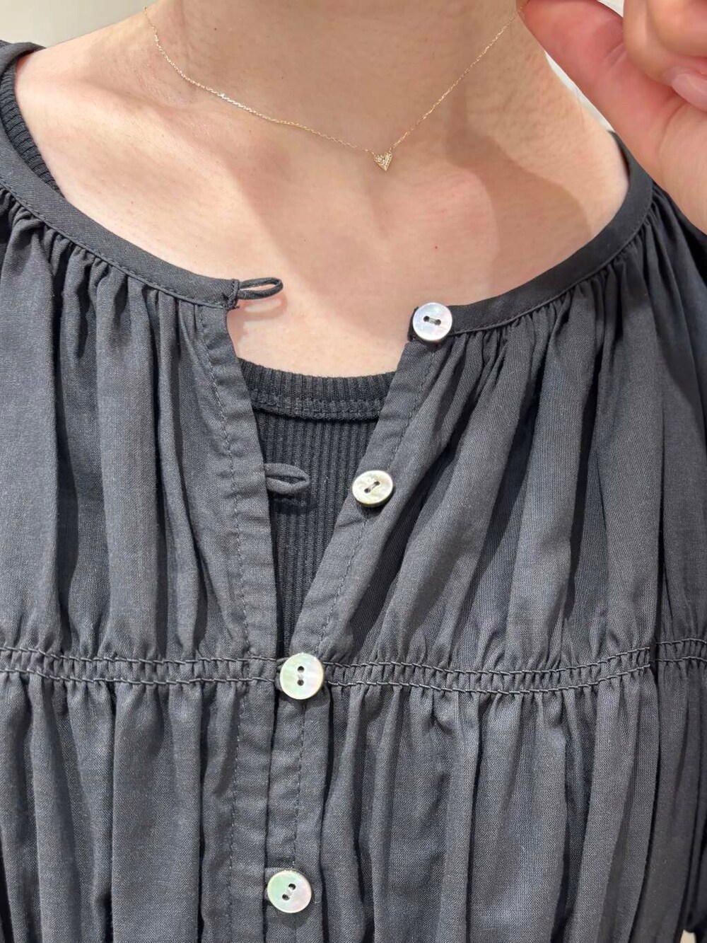「母の日に、ありがとうを贈ろう。」|「URBAN RESEARCHのff by decor urban research diapetit heart necklace(ネックレス、ゴールド系)」を使った、COCOAさん(レディース・155cm)の春コーディネートの4枚目の写真