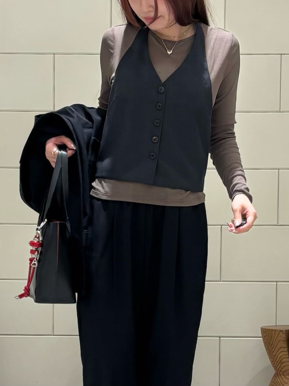 ブラック系のその他アウター、ブラック系のその他パンツ、ブラック系のハンドバッグを着用したレディースの春コーディネートの6枚目の写真