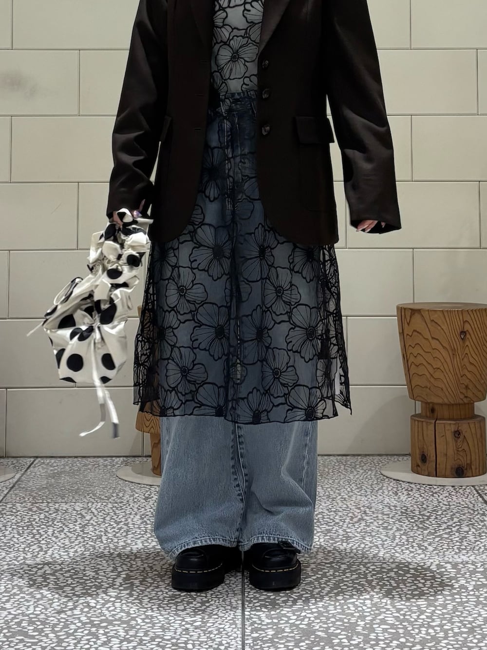 ホワイト系のTシャツ/カットソー、ブルー系のデニムパンツ、ブラウン系のその他アウターを着用したレディースの冬コーディネートの4枚目の写真