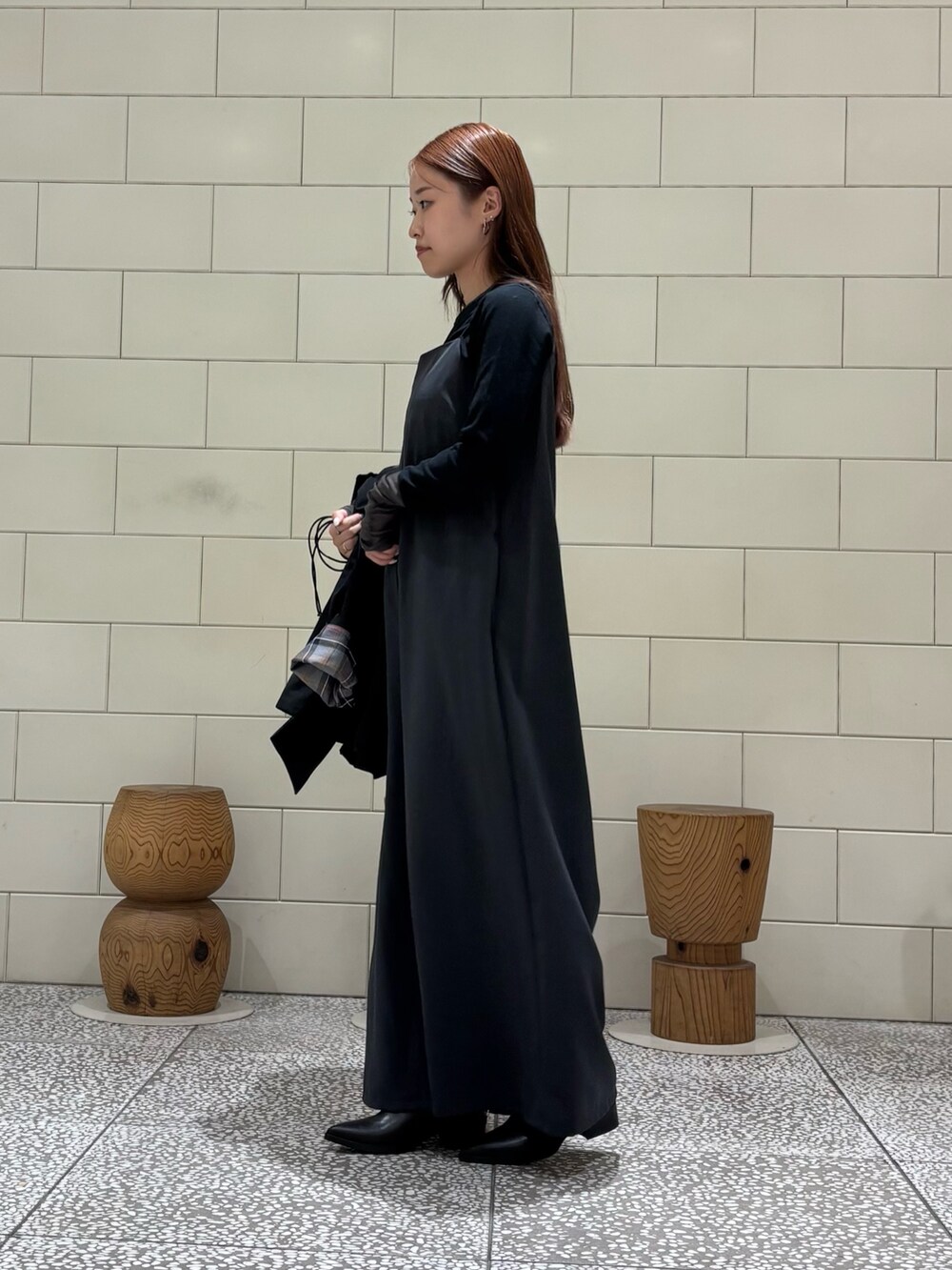 ブラック系のその他アウター、ブラック系のTシャツ/カットソー、グレー系のつなぎ/オールインワンを着用したレディースの秋コーディネートの3枚目の写真