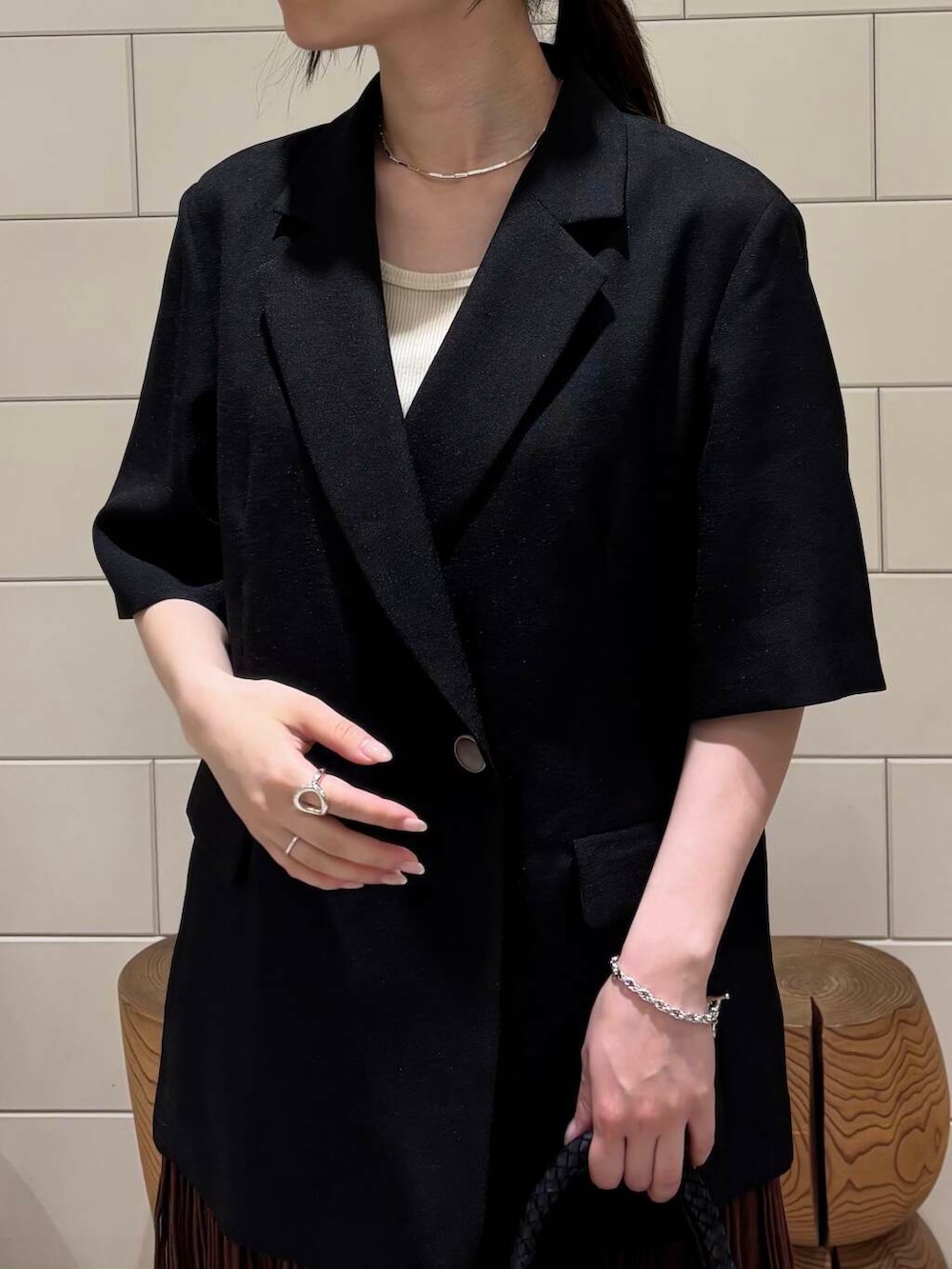 「newarrival、休日スタイル、旅行コーデ、ここでしか手に入らない別注アイテム、外遊びコーデ、暮らしを楽しむ、初夏アウター、サマシェマ」|「URBAN RESEARCHのdecor『デコール』 Hematite bar Choker(ネックレス、シルバー系)」を使った、COCOAさん(レディース・155cm)の春コーディネートの5枚目の写真