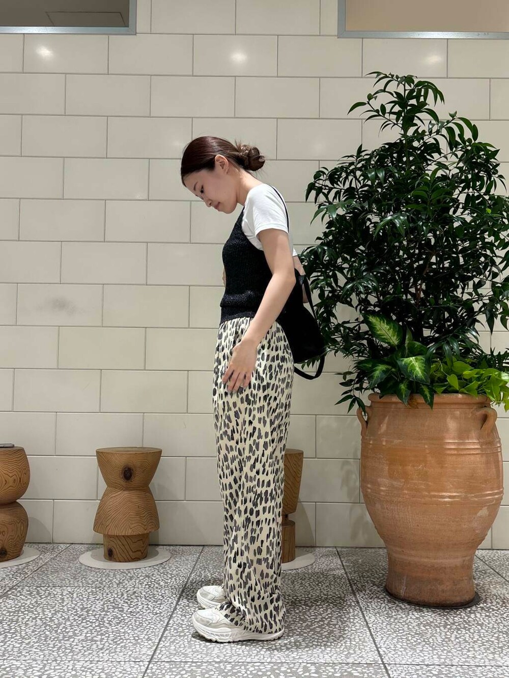 ホワイト系のTシャツ/カットソー、ブラック系のキャミソール、ホワイト系のその他パンツを着用したレディースの夏コーディネートの2枚目の写真