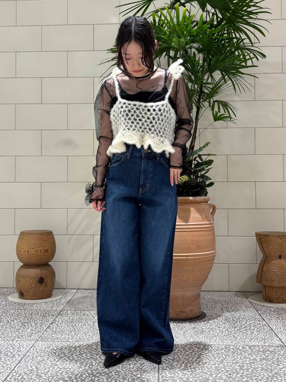 「lee、newarrival、ここでしか手に入らない別注アイテム、私のイチ推しブランド、暮らしを楽しむ、私の推しデニムスタイル、ラメ、春コーデ、シアートップス、デニムコーデ、大人かわいい、お洒落さんとつながりたい、休日、デザイントップス、低身長」｜「URBAN RESEARCHのdecor『デコール』　Heartchain Necklace（ネックレス、シルバー系）」を使った、COCOAさん（レディース・155cm）の春コーディネートの2枚目の写真