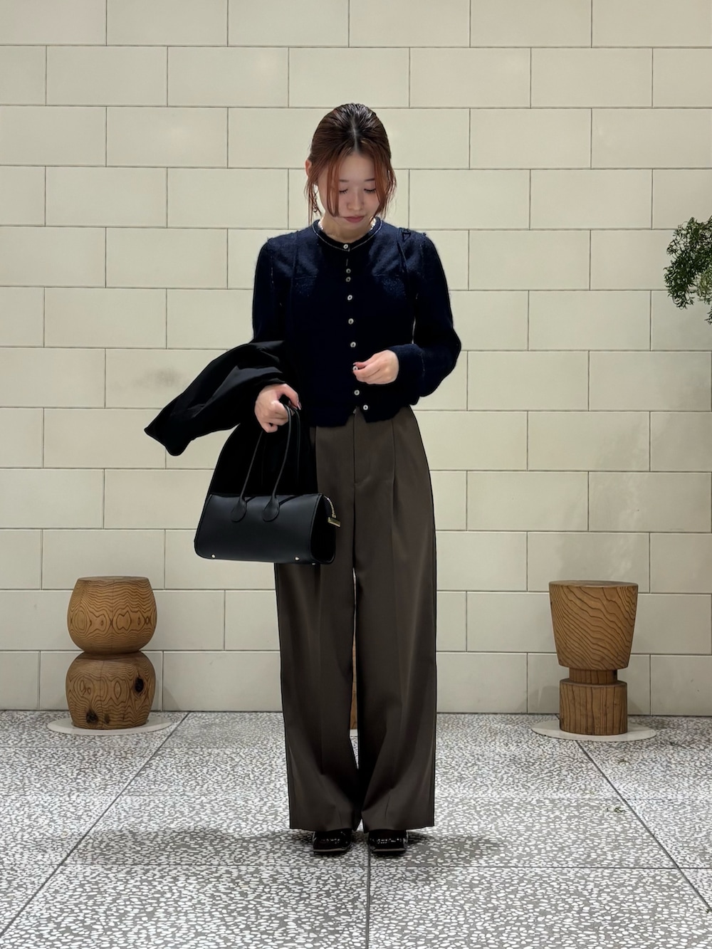 ブルー系のニット/セーター、ブラウン系のその他パンツ、ブルー系のカーディガン/ボレロを着用したレディースの冬コーディネートの2枚目の写真