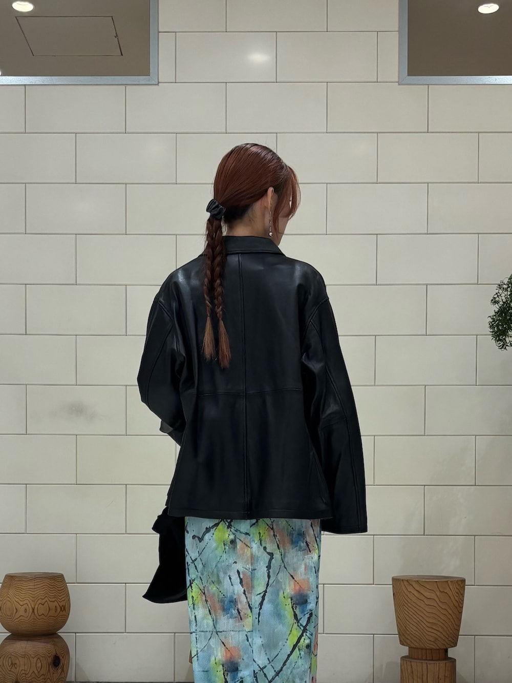 ブラック系のニット/セーター、その他のスカート、ブラック系のその他アウターを着用したレディースの冬コーディネートの6枚目の写真