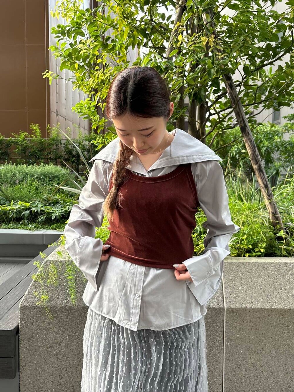グレー系のスカート、グレー系のその他パンツ、グレー系のTシャツ/カットソーを着用したレディースの秋コーディネートの4枚目の写真